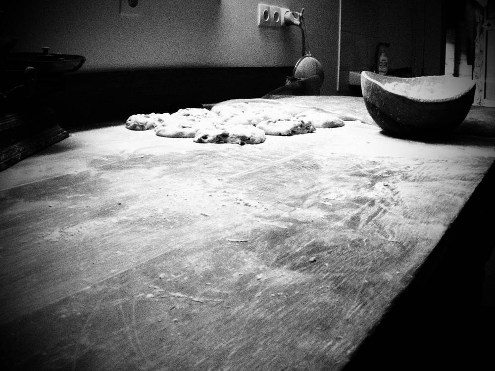 photo noir & blanc d'un plan de travail de boulanger, en bois de chêne, et que l'on nomme le tour.