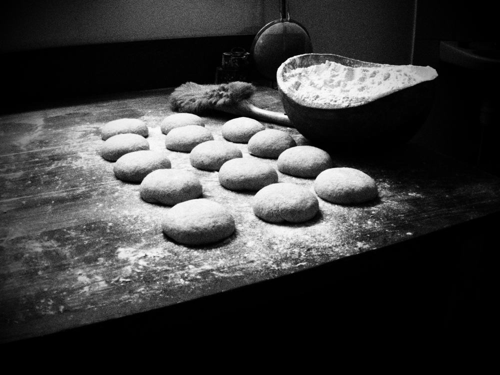 photo noir & blanc de pâtons en détente sur plan de travail.