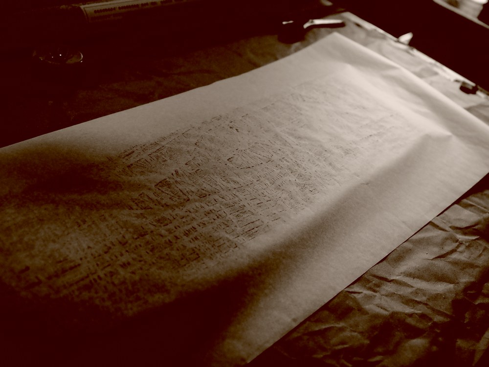 papier préparé pour l'impression sur un plan de travail, recouvrant la planche à imprimer