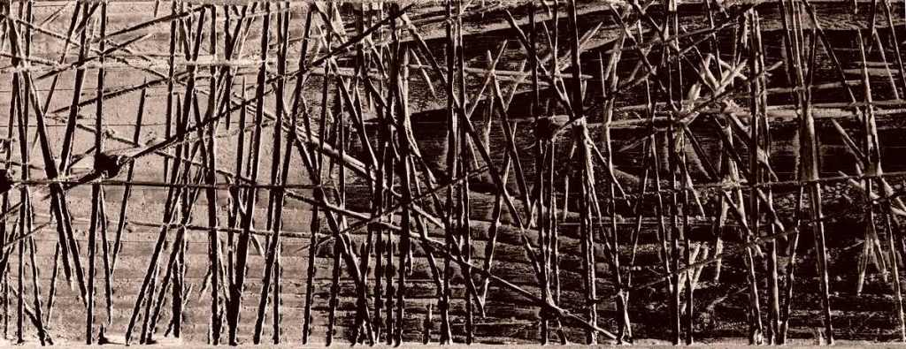 planche de bois marquée de lignes en tous sens qui sont les traces laissées par les coupes d'une disqueuse sur un chantier. Gros plan