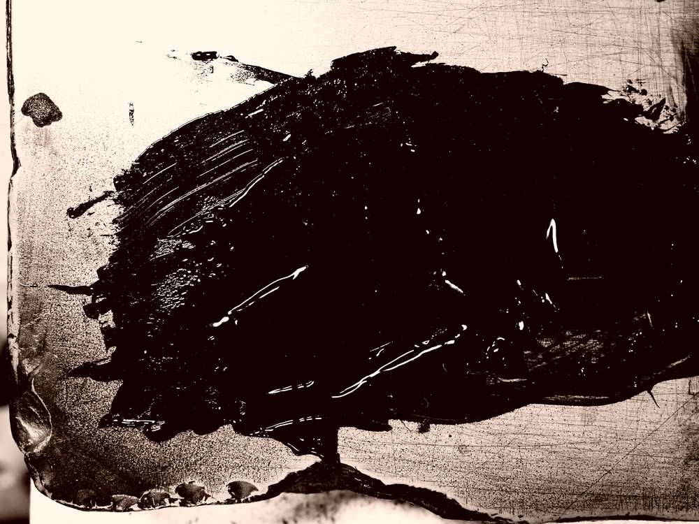 Détail de l'encre noire étalée sur une pierre
